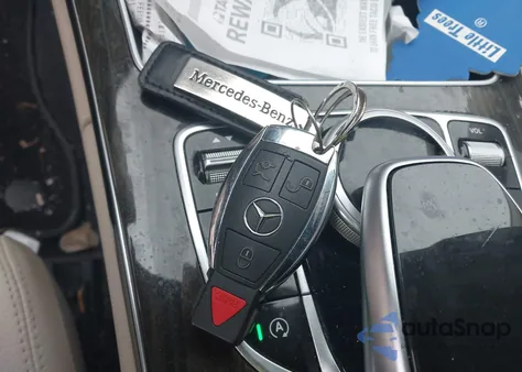 2018 Mercedes-Benz C 300 4Matic z USA, uszkodzony, nr VIN 55SWF4KB6JU260080